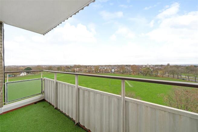 2 bed property, in Skipsea House, £350,000