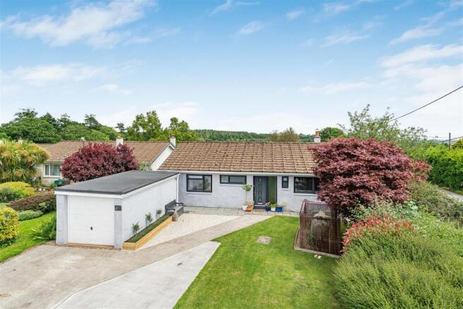3 bed property, in East Park Close, £415,000