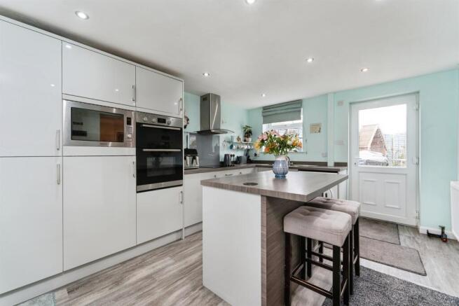 4 bed property, in Allen Road, £270,000