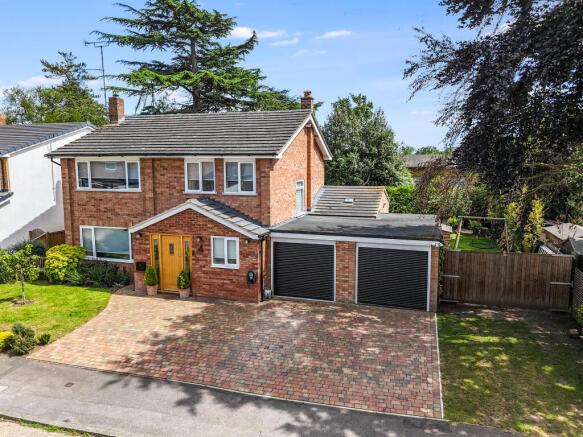 4 bed property, in Smithers Drive, £725,000