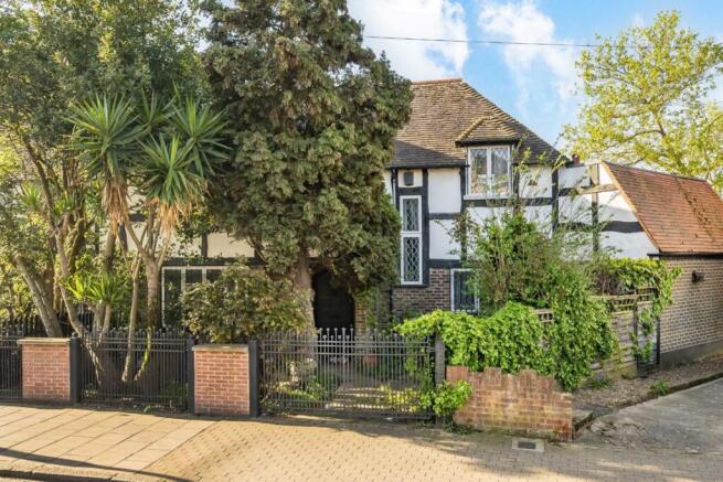 3 bed property, in Glenburnie Road, £1,100,000