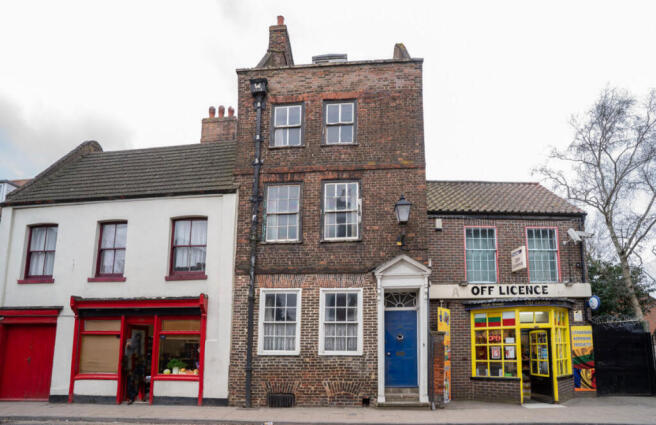 3 bed property, in High Street, £65,000