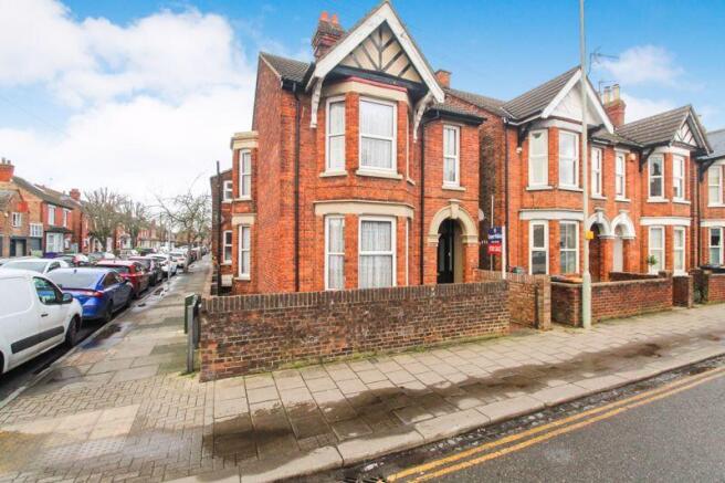 4 bed property, in Castle Road, £500,000