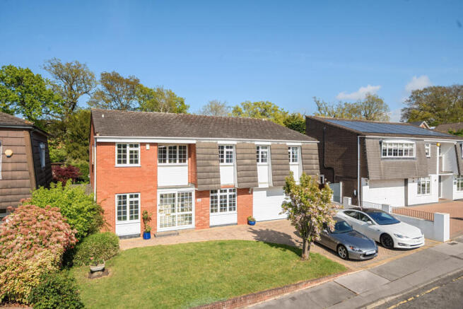 5 bed property, in Wolds Drive, £1,200,000