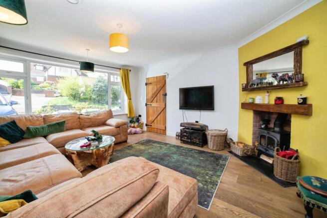 2 bed property, in Beck Lane, £290,000
