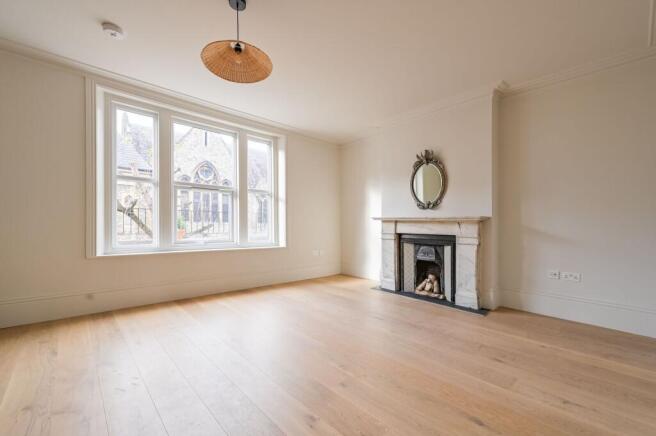 1 bed property, in N8, £400,000