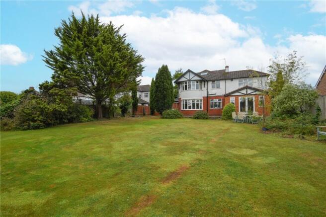 5 bed property, in Meadway, £600,000
