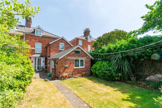 5 bed property, in Greenham Road, £650,000