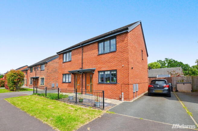 2 bed property, in Castlefields Avenue East, £170,000
