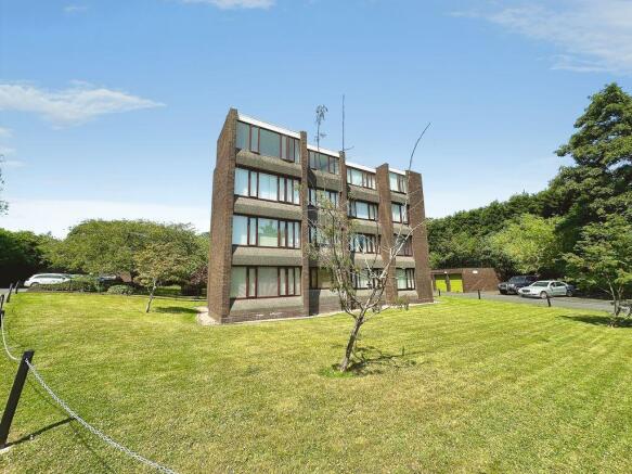 2 bed property, in Parklands Gardens, £135,000
