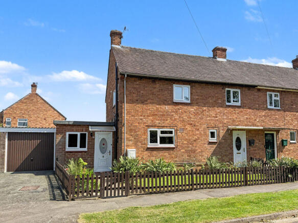 3 bed property, in Whitchurch Road, £230,000