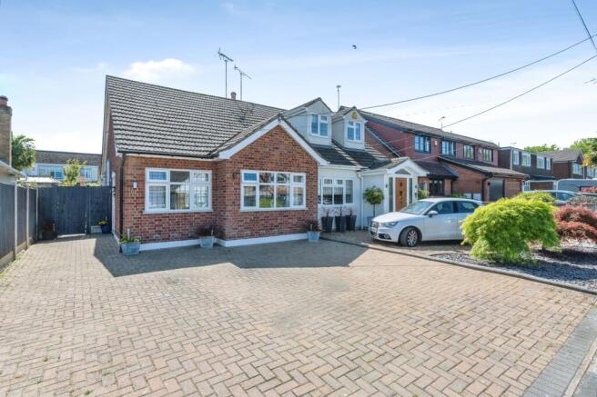 2 bed property, in First Avenue, £465,000
