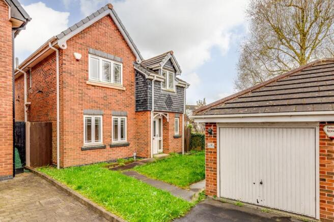 4 bed property, in Kirkwood Close, £300,000