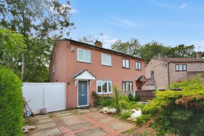 3 bed property, in Polperro Way, £200,000