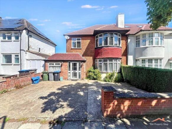 4 bed property, in Crawford Avenue, £850,000