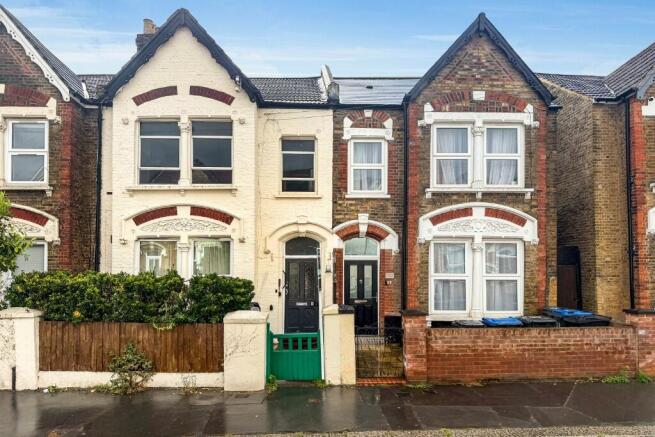 2 bed property, in Werndee Road, £250,000