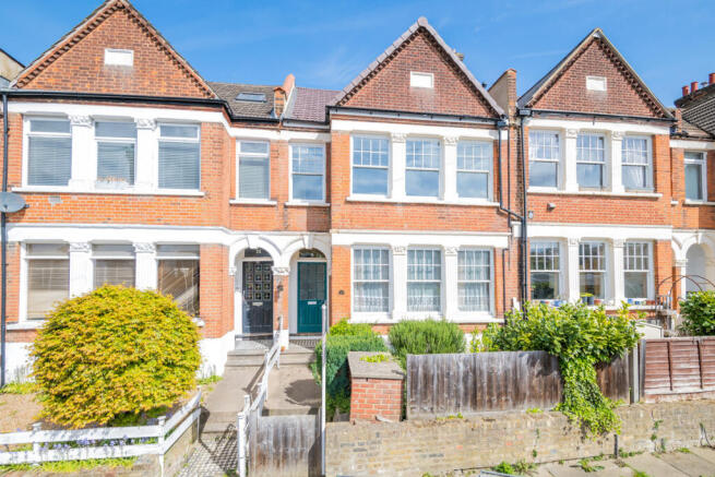 2 bed property, in Collingtree Road, £385,000