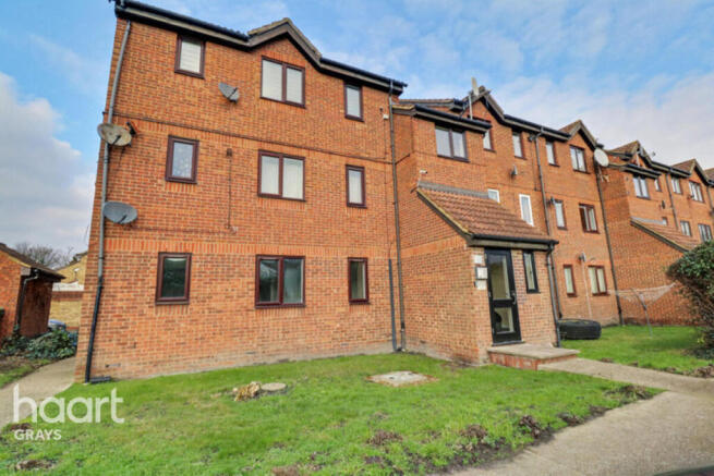 1 bed property, in Parsonage Road, £140,000