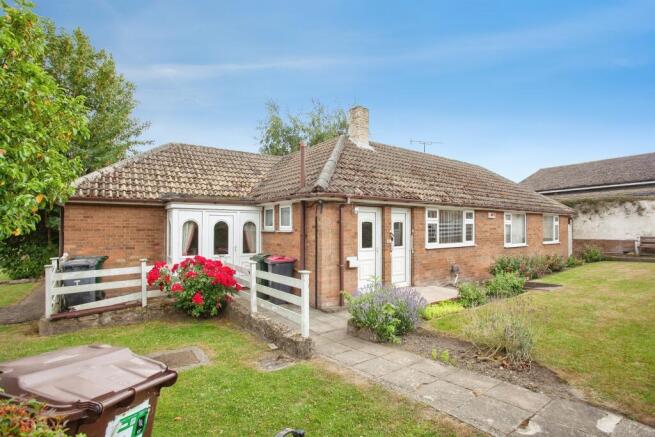 2 bed property, in Green Lane, £270,000