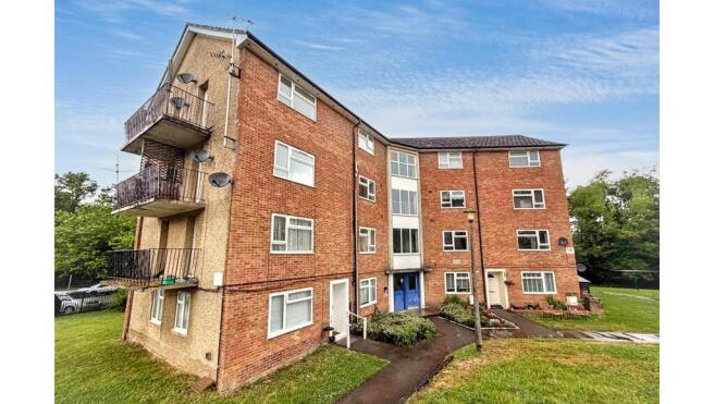 2 bed property, in Flat 42 Hunters Hill, £55,000