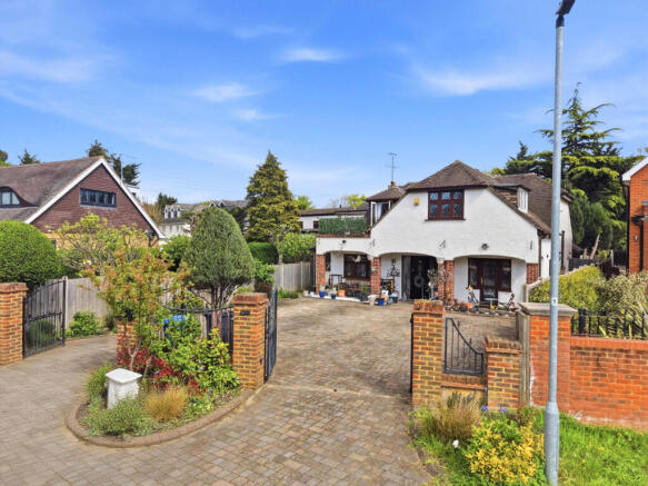 5 bed property, in The Avenue, £900,000