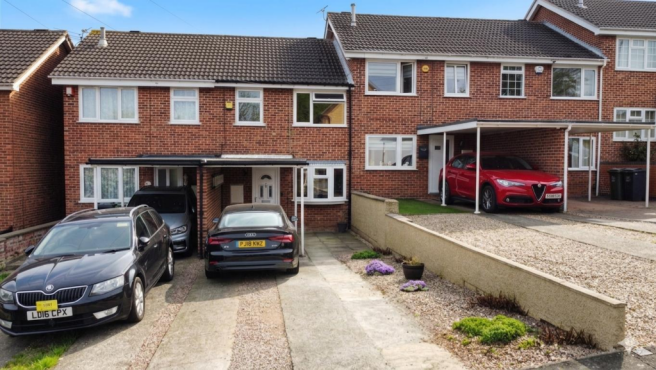 3 bed property, in Chiswisk Drive, £220,000