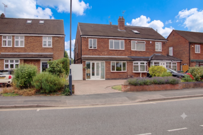 3 bed property, in Queens Road, £440,000