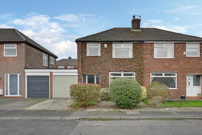 3 bed property, in Chetwyn Avenue, £240,000