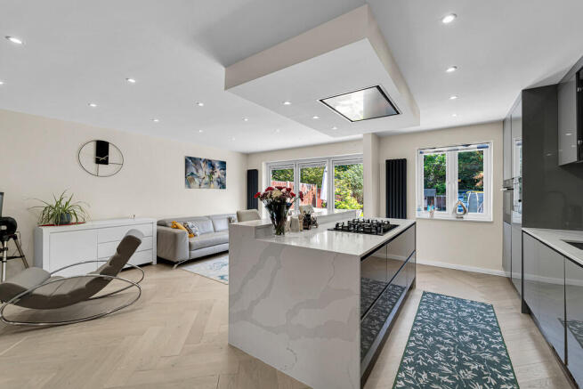 5 bed property, in Anglesey Close, £695,000