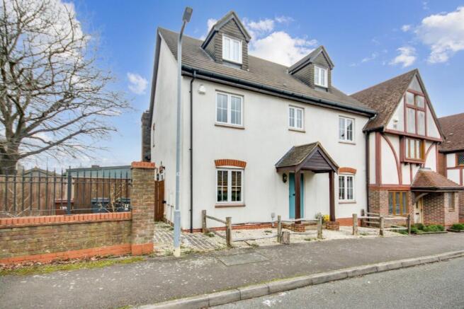 5 bed property, in Walhatch Close, £775,000