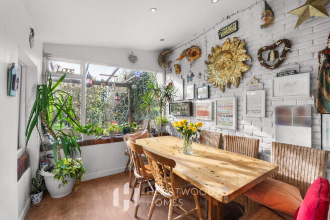 5 bed property, in Pondfield Crescent, £950,000