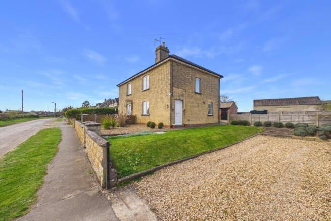 3 bed property, in Manor Farm Lane, £300,000