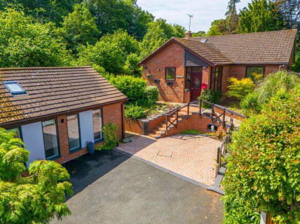 4 bed property, in Dunley Gardens, £375,000