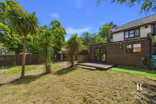 2 bed property, in Chancellor Gardens, £375,000