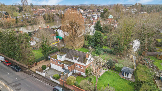 5 bed property, in Ray Park Road, £1,200,000
