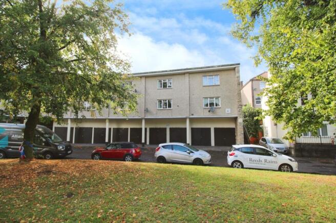 2 bed property, in Bank Place, £165,000