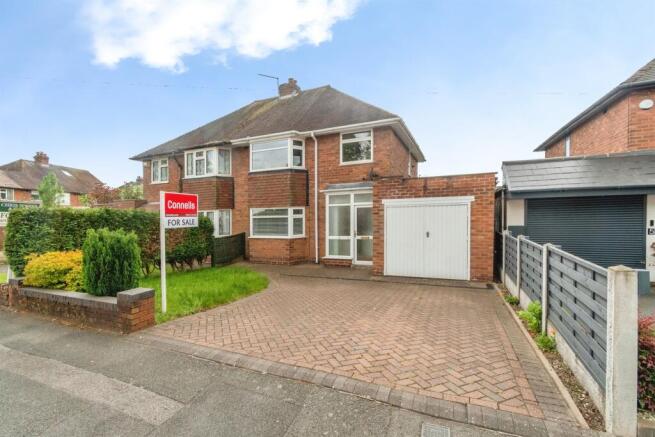 3 bed property, in Coppy Hall Grove, £250,000