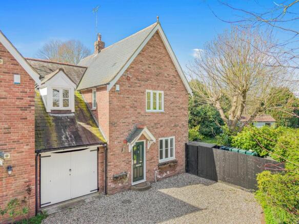 3 bed property, in Coachmans Mead, £425,000