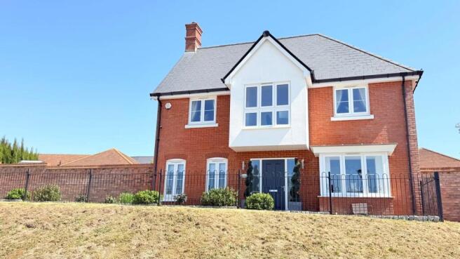5 bed property, in Farleigh Gardens, £575,000
