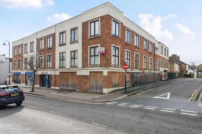 2 bed property, in Suffolk Road, £200,000