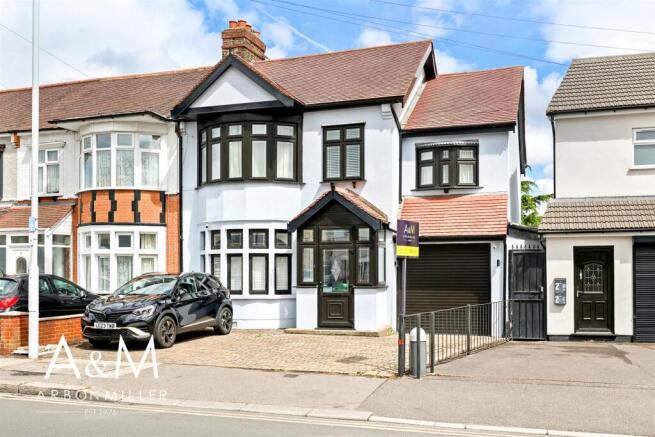 4 bed property, in Fencepiece Road, £750,000