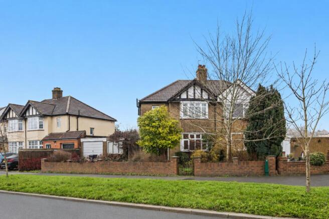 3 bed property, in Raeburn Avenue, £675,000