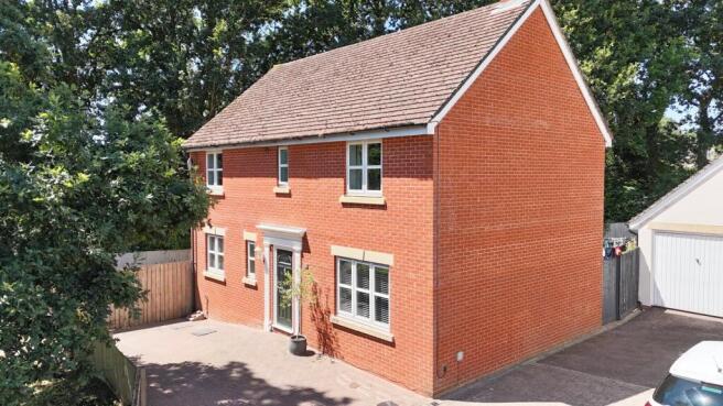 4 bed property, in Fairby Close, £400,000