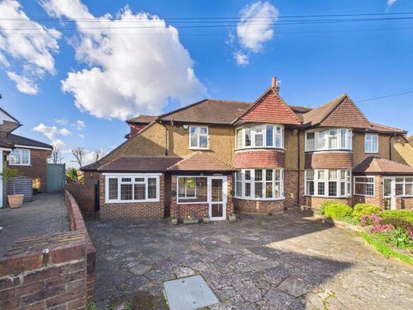 5 bed property, in Arundel Avenue, £900,000