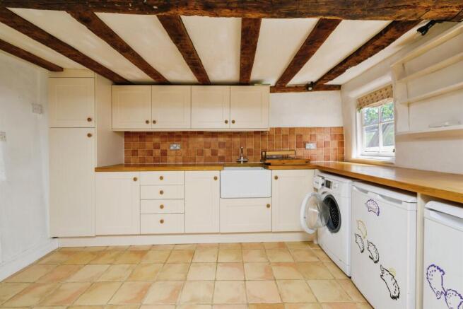 2 bed property, in Market Lane, £300,000