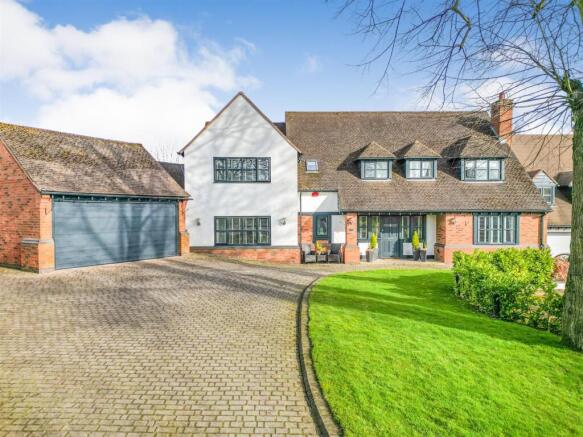 5 bed property, in Pine Leigh, £1,395,000