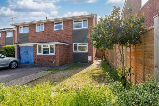 3 bed property, in Family home in popular Yatton crescent with no onward chain, £335,000