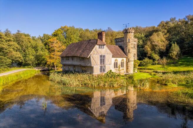 8 bed property, in Pottens Mill Lane, £2,250,000