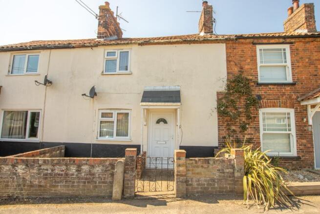 2 bed property, in Manor Lane, £200,000