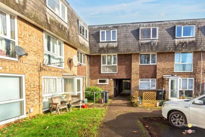 2 bed property, in Mayfield Court, £85,000